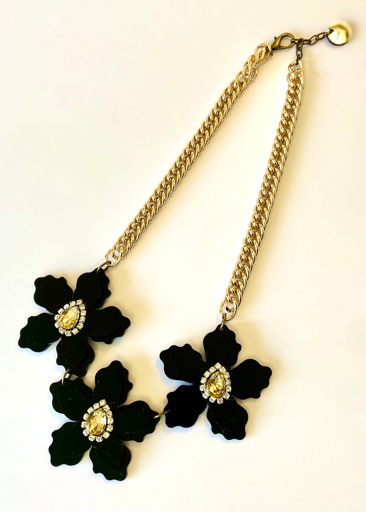 Collar Aruba Negro centro Dorado